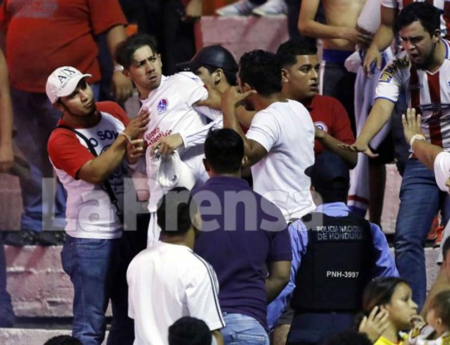 Increíblemente estos aficionados del Olimpia se pelearon en las gradas en pleno partido.