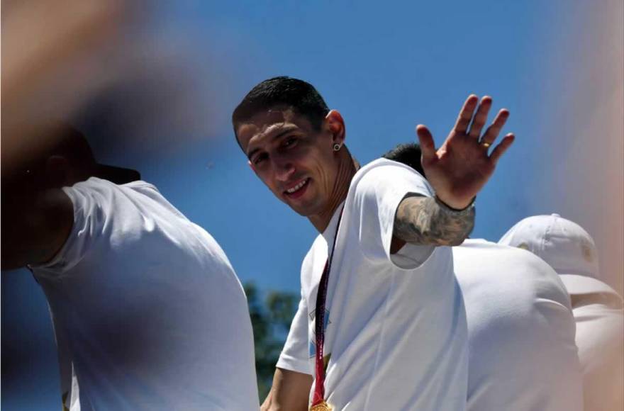 Ángel Di María saludando a los aficionados argentinos durante la multitudinaria caravana.