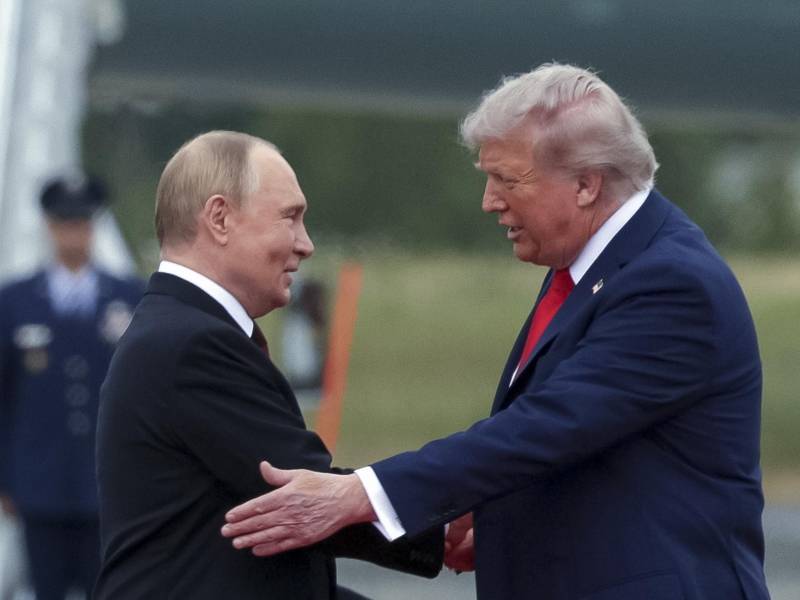 El presidente de Estados Unidos, Donald Trump (D), recibe al presidente de Rusia, Vladimir Putin, durante su encuentro para negociar en la Base Conjunta Elmendorf-Richardson en Anchorage, Alaska, EE. UU.,