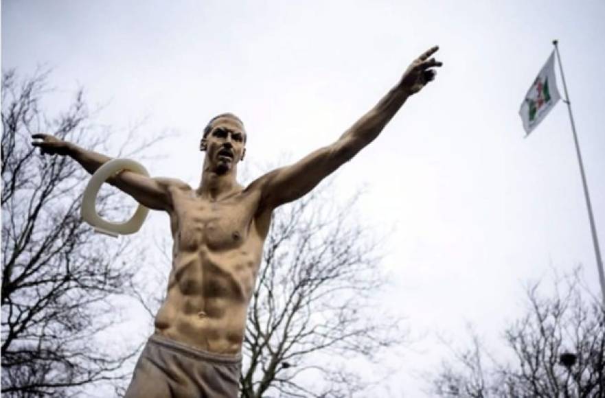 La escultura es de casi media tonelada y tres metros de altura cuya base está hecha de oro.