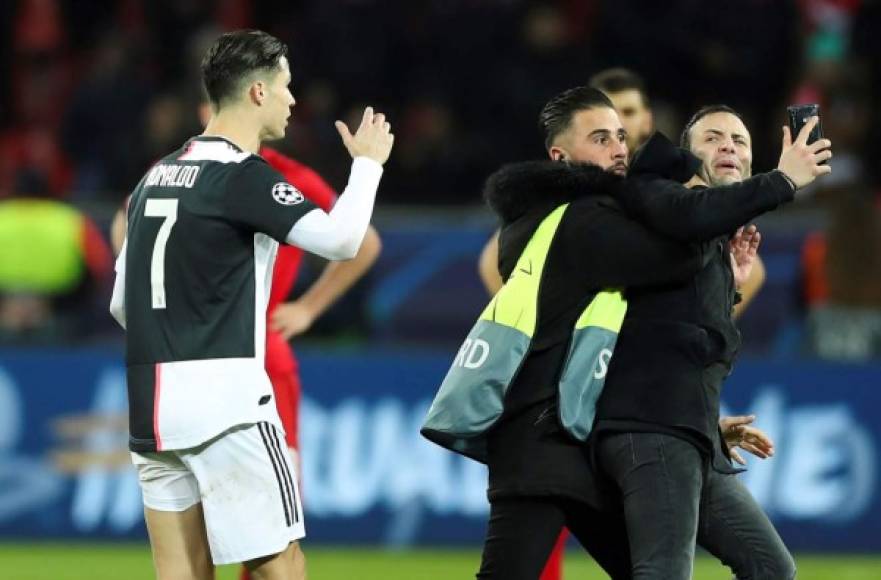 El aficionado intentó tomarse la selfie con Cristiano Ronaldo y fue sujetado por un miembro de seguridad del estadio BayArena de Leverkusen.