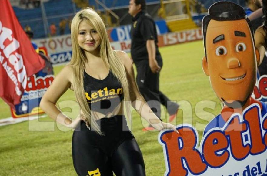 La bella edecán Astrid Avelar se robó las miradas en el estadio Morazán.