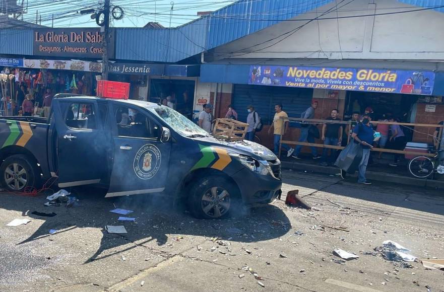 Los vendedores poncharon las llantas, quebraron los vidrios, y explotaron un mortero dentro del vehículo de municipalidad. 