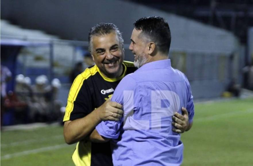 El amigable saludo entre los entrenadores uruguayos Ramiro Martínez, del Real España, y Fernando Araújo, del Vida.
