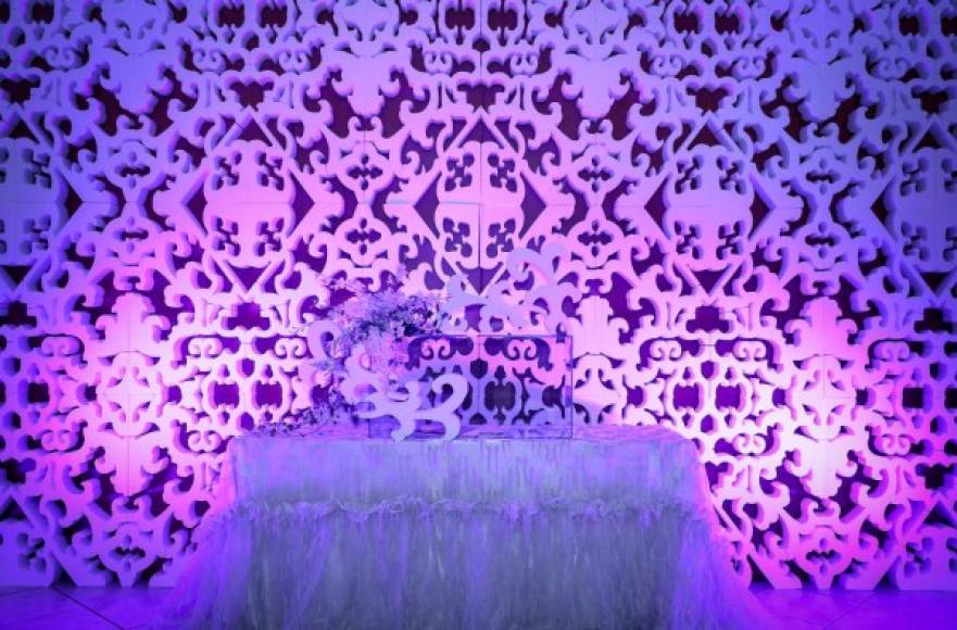 El primer ¡woao factor! de la boda #CanahuatiKafati lo dio la imponente entrada adornada con una pared que asemejaba una enorme pantalla creada con un diseño estilo encaje cortado a láser y bañado de luz led para darle mayor drama visual.