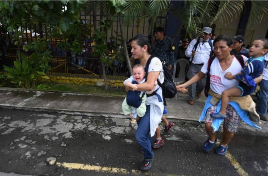 Madres con sus hijos en brazos cruzan la frontera de México corriendo. Foto AFP