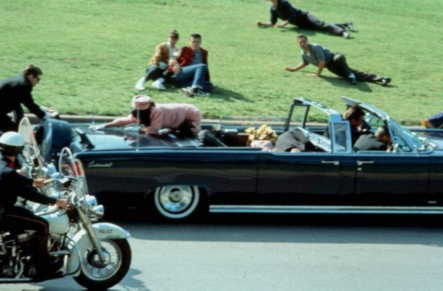 Las autoridades detuvieron al francotirador Lee Harvey Oswald como responsable del asesinato del mandatario demócrata. Harvey fue asesinado dos días después de su arresto. Sin embargo, las teorías de conspiración aún rondan la muerte de Kennedy.