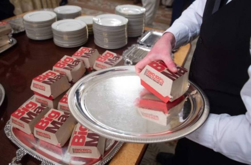 A White House usher plates Big Macs from McDonalds, some of the fast food the US president purchased for a ceremony honoring the 2018 College Football Playoff National Champion Clemson Tigers in the State Dining Room of the White House in Washington, DC, January 14, 2019. - US President Donald Trump says the White House chefs are furloughed due to the partial government shutdown. (Photo by SAUL LOEB / AFP)