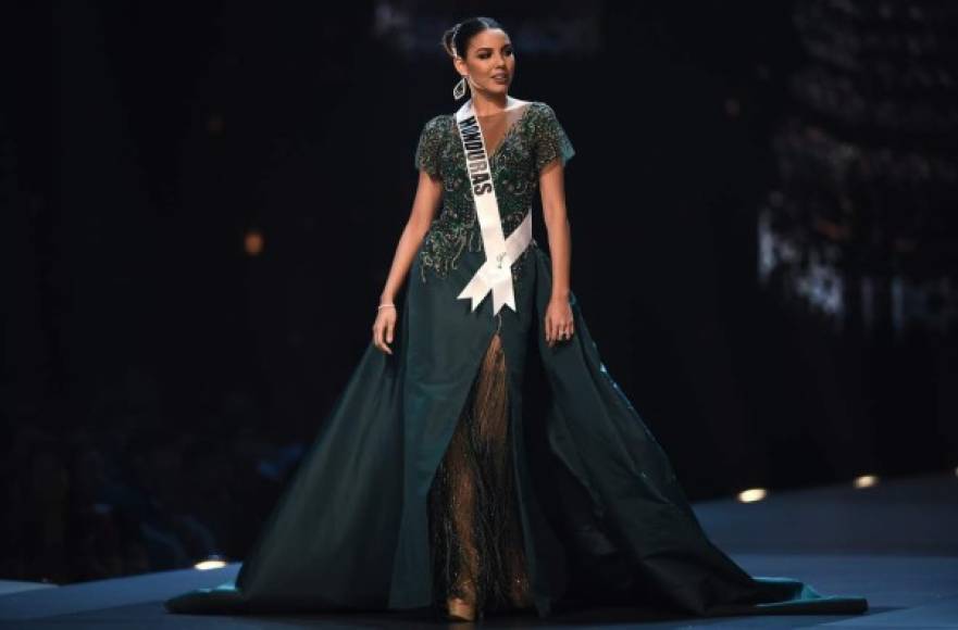 Vanessa Villars participó este jueves 13 de diciembre en la última competencia preliminar al Miss Universo 2018, en donde las reinas de belleza debían desfilar en vestidos de gala y trajes de baño.