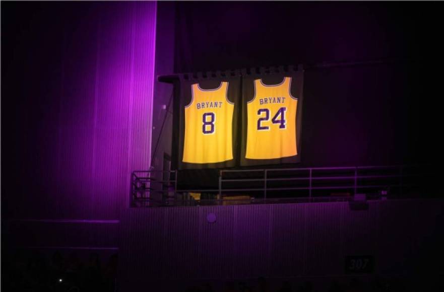 En la arena oscura, un foco de luz púrpura teñía los dos jerseys con los números 8 y 24 de Bryant colgando en las vigas.