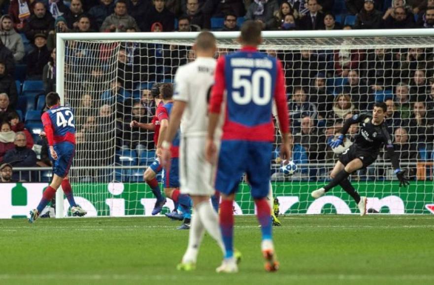 El portero belga del Real Madrid, Thibaut Courtois, intenta para el gol del defensa del CSKA de Moscú, Georgi Schennikov, que significó el 0-2.