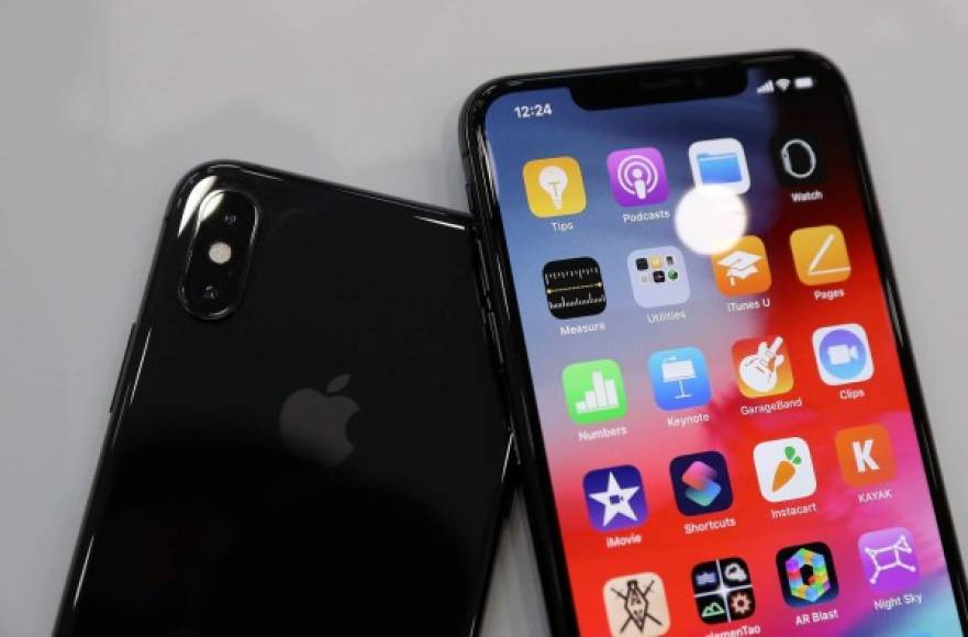 CUPERTINO, CA - SEPTEMBER 12: The new Apple iPhone Xs (L) and iPhone Xs Max (R) are displayed during an Apple special event at the Steve Jobs Theatre on September 12, 2018 in Cupertino, California. Apple released three new versions of the iPhone and an update Apple Watch. Justin Sullivan/Getty Images/AFP<br/><br/>== FOR NEWSPAPERS, INTERNET, TELCOS & TELEVISION USE ONLY ==<br/><br/>