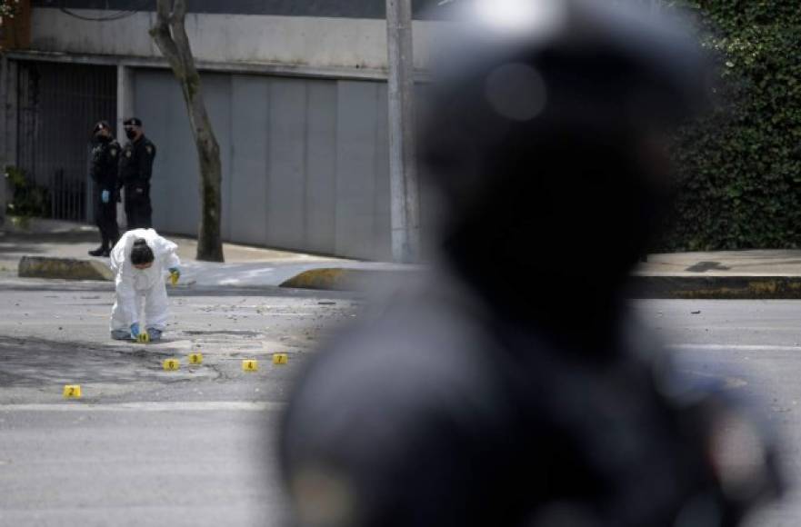 Sin señalar a un grupo en particular, el presidente Andrés Manuel López Obrador afirmó que el atentado tiene que ver, 'sin duda', con el trabajo de los organismos de seguridad . AFP