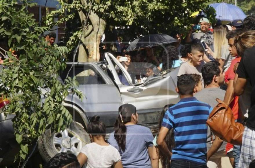 Luego del accidente, decenas de curiosos llegaron a la escena y algunos intentaron ayudar; sin embargo, era imposible el cuerpo del joven quedó atrapado en el amasijo del hierro.