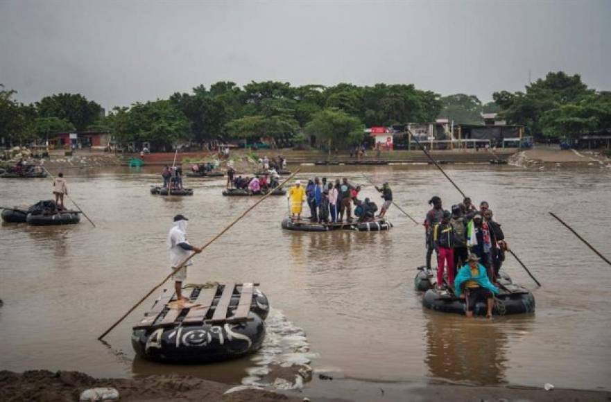 Los migrantes ingresaron a México cruzando en balsas el río Suchiate.