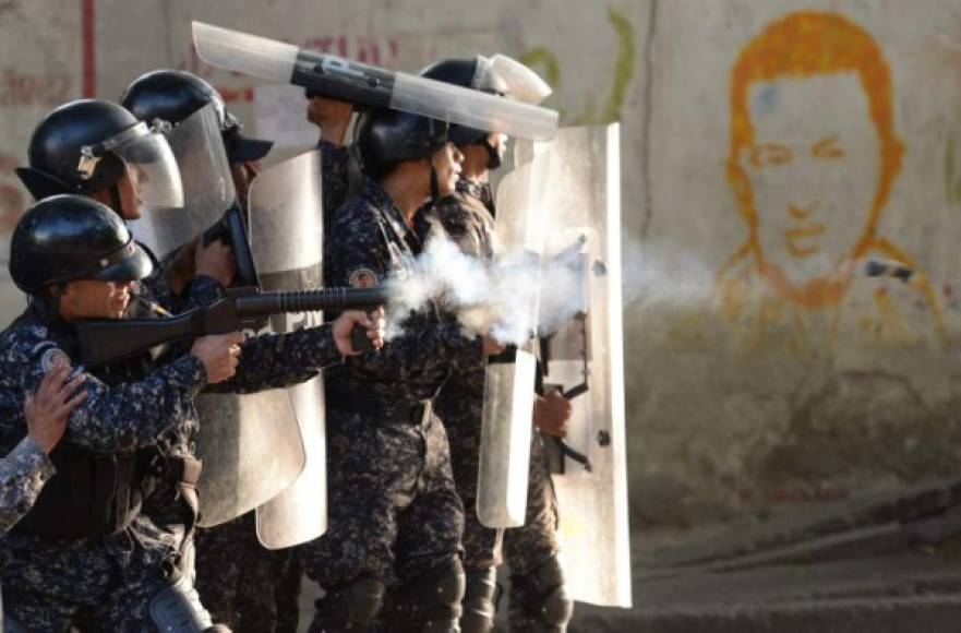 Disturbios ocurridos esta madrugada en Caracas dejaron al menos cuatro muertos previo al primer gran pulso en las calles entre opositores y oficialistas desde las violentas marchas de hace un año contra Maduro.