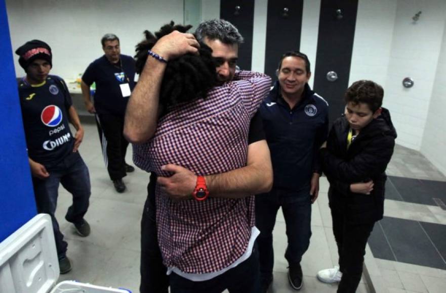 Diego Vázquez se encontró en los camerinos a Henry Figueroa, quien no jugó las finales por decisión del entrenador argentino, y le dio un fuerte abrazo que sabe a despedida.