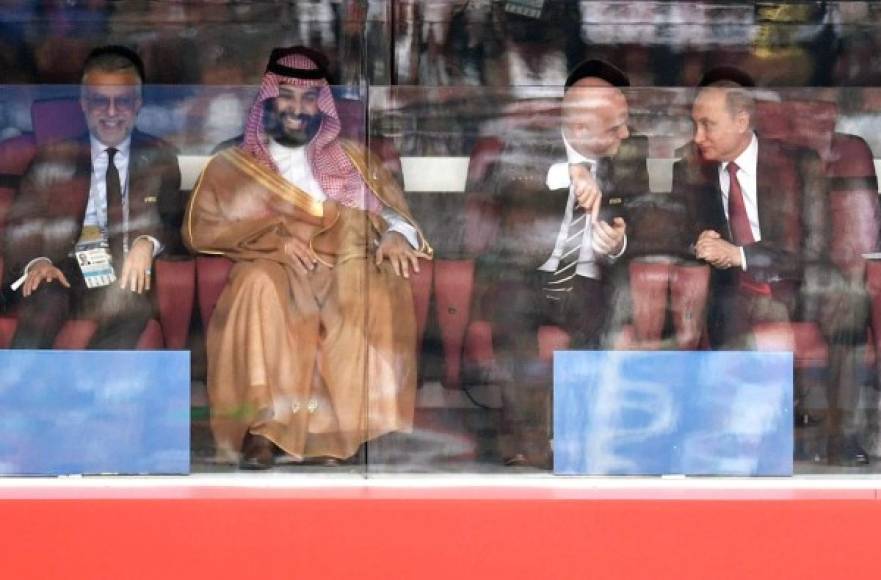 Tras el primer gol, el príncipe Salmán observaba aún muy contento el encuentro entre los seleccionados saudíes, dirigidos por el argentino Néstor Pitana, y los anfitriones rusos.