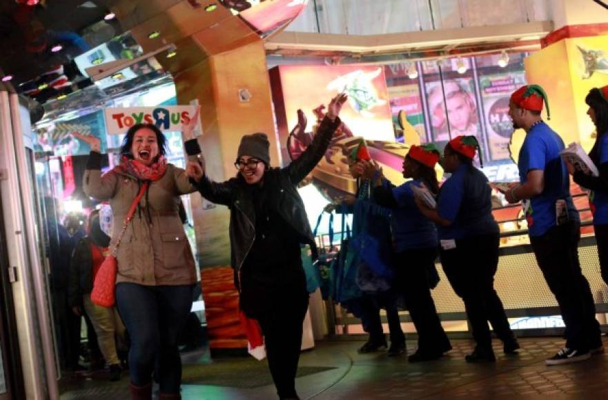 El 'Viernes Negro', la gran jornada de descuentos comerciales en EUA, se adelantó este año a la víspera en pleno día de Acción de Gracias y confirmó el auge de las compras desde nuevas plataformas como las aplicaciones móviles.