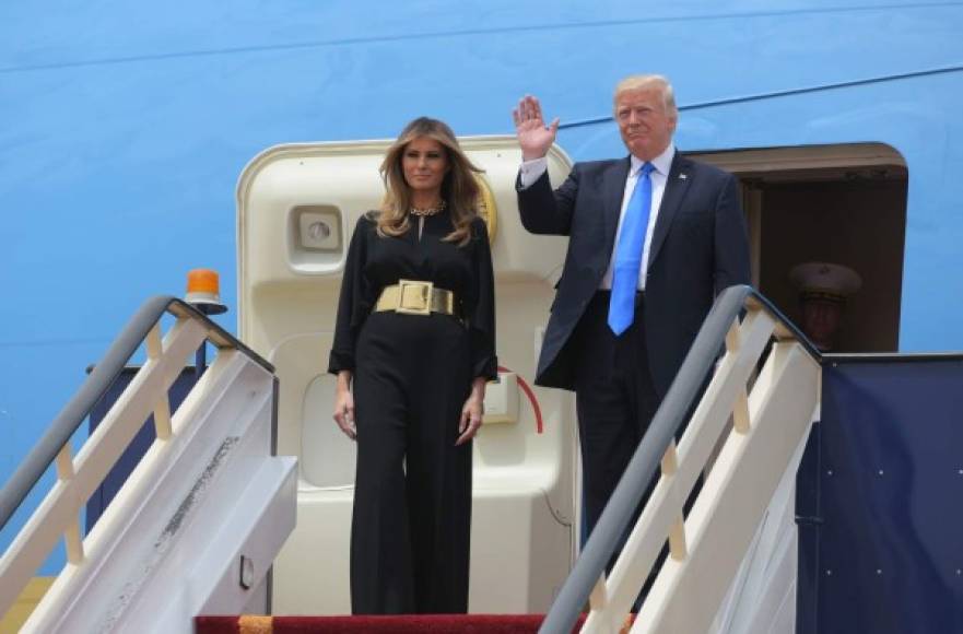 Al arribar a Arabia Saudí, la primera dama iba vestida más sobria, con un pantalón ancho de talle alto y una camisa de manga larga de color negro. Como accesorio, portaba un cinturón dorado.