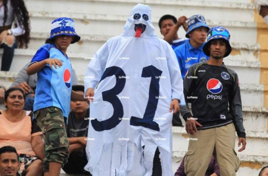 Uno de los momentos curiosos del clásico se dio en las graderías. Apareció en el sector del Motagua 'un fantasma con el número 31'.