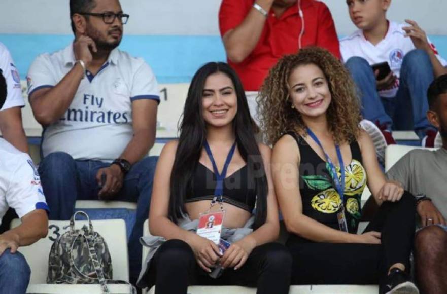 Alejandra Rubio y Mayra Tercero de HCH lucieron hermosas en el estadio Nacional para el Olimpia vs Platense.