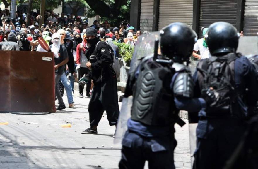 La protesta comenzó en el bulevar Suyapa donde estudiantes, maestros, médicos y miembros de los partidos de oposición se dieron cita con pancartas y consignas.