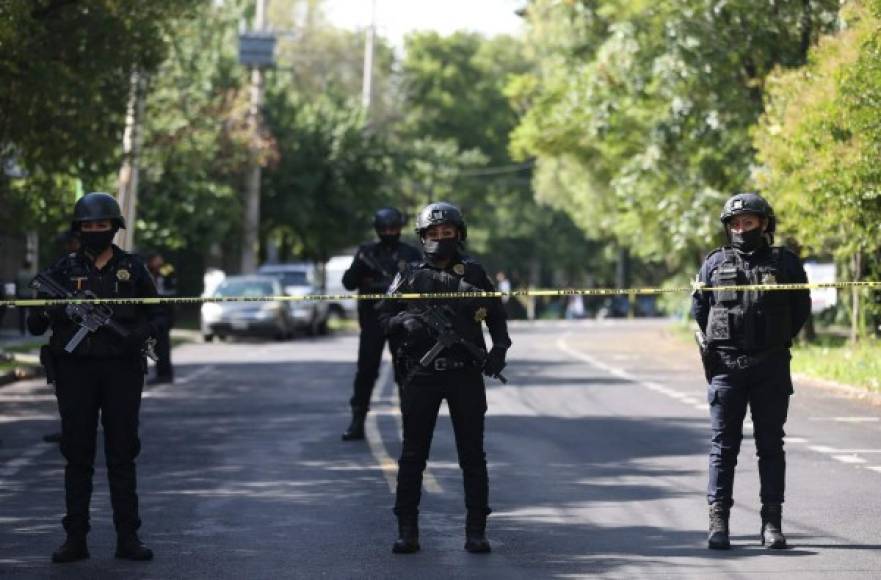 Agentes de la policía capitalina resguardan la zona del atentado por parte de un grupo armado al secretario de seguridad ciudadana, Omar García Harfuch.
