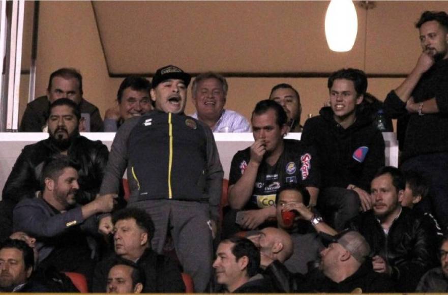 Maradona tuvo que estar en las gradas viendo el partido de sus Dorados y lo vivió con mucha intensidad.