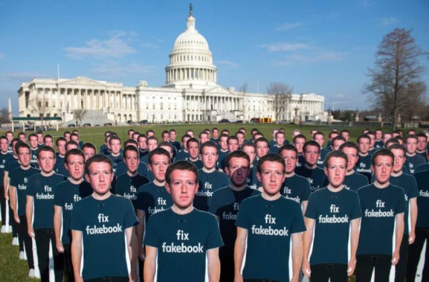 En las afueras del Capitolio, un centenar de figuras de Zuckerberg fueron utilizadas para protestar contra la red social.