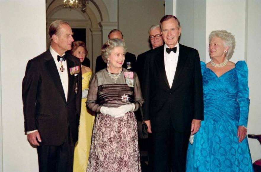 La exprimera dama padecía desde hace tiempo una obstrucción pulmonar crónica que había afectado su capacidad cardíaca provocando su ingreso hospitalario en numerosas ocasiones en los últimos años. En la imagen, la cual data de mayo de 1991, el presidente George Bush (2da. R) y la primera dama Barbara Bush (R) llegan a una cena recíproca en la Embajada Británica acompañada por la reina Isabel II (2da.) y su esposo, Prince Philip (L) en Washington, DC. AFP