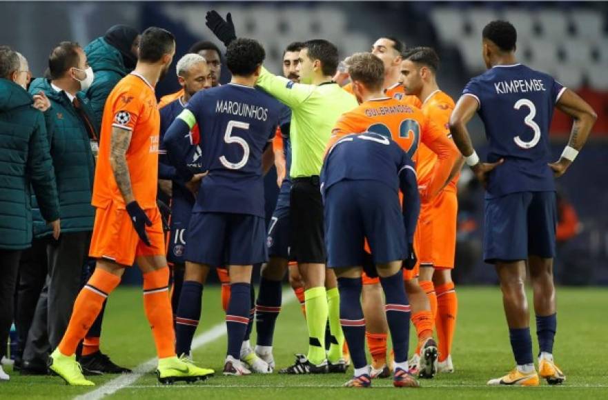El incidente ocurrió en el minuto 16, después de que el árbitro central expulsara al entrenador adjunto del Istanbul Basaksehir​, el camerunés Pierre Webó, después de que éste denunciase que el cuarto árbitro le había dedicado insultos racistas.