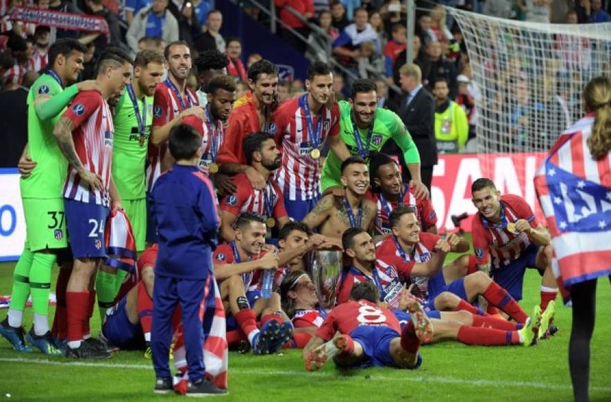 Los jugadores del Atlético de Madrid celebrando con el trofeo.