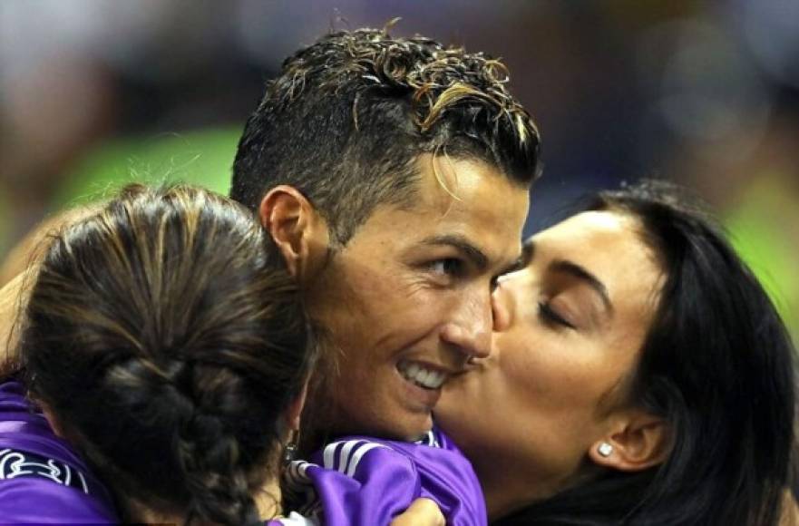 Uno de los besos que dio Georgina Rodríguez a Cristiano Ronaldo.