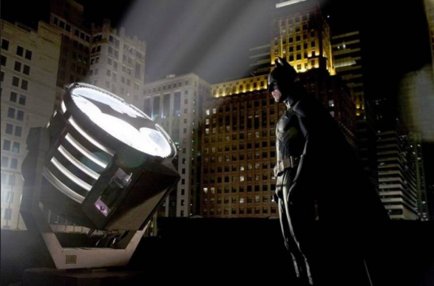 10. Batman Begins: Co-escrita y dirigida por Christopher Nolan y protagonizada por Christian Bale, Michael Caine, Liam Neeson, reinició la serie fílmica Batman, contando la historia de origen del personaje.