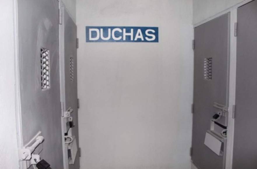 Las puertas de las celdas y duchas son de acero.