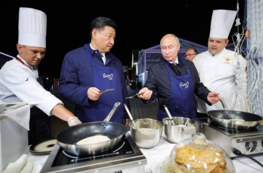 En las imágenes transmitidas por los medios oficiales, se puede ver a Putin y a su homólogo chino protegidos con delantales de cocina preparando canapés con caviar antes de hacer un brindis con vodka.