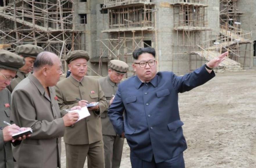 El líder norcoreano Kim Jong-un reapareció en público estrenando un nuevo look de verano tras dejar de lado sus tradicionales trajes negros de Mao.