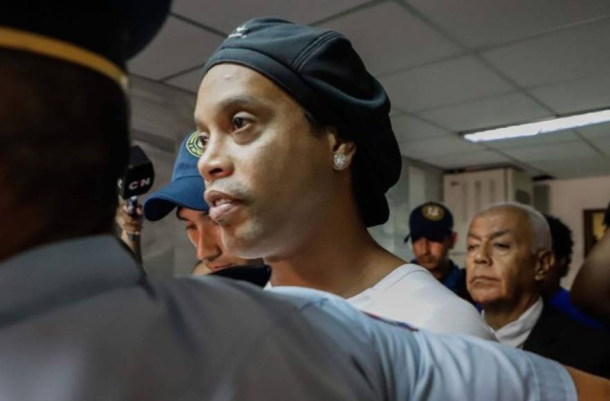 Ronaldinho permanece en prisión preventiva en Asunción por la decisión del juez Gustavo Amarilla, quien no aceptó el pedido de los abogados del ex jugador de concederle la liberación.