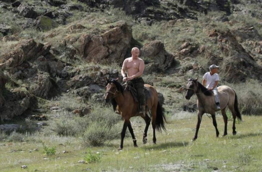 Las imágenes en las que aparece montando a caballo sin camisa refuerzan su masculinidad, evidenciando su poderío político y geográfico. También han generado diversidad de memes en redes sociales.