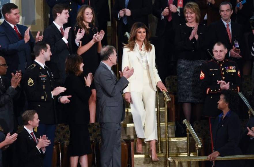 Melania apareció entre el público con buen semblante y vestida con un traje de pantalones de Dior que combinó con una chaqueta Dolce & Gabbana.<br/><br/>