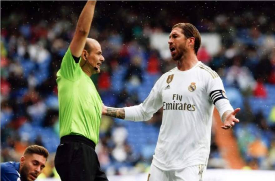 Sergio Ramos protestando al árbitro tras una falta.