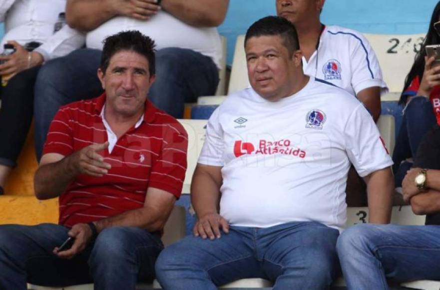 Héctor Vargas, entrenador del Marathón, fue captado en las graderías del estadio Nacional de Tegucigalpa. Andaba viendo al Olimpia, su próximo rival.