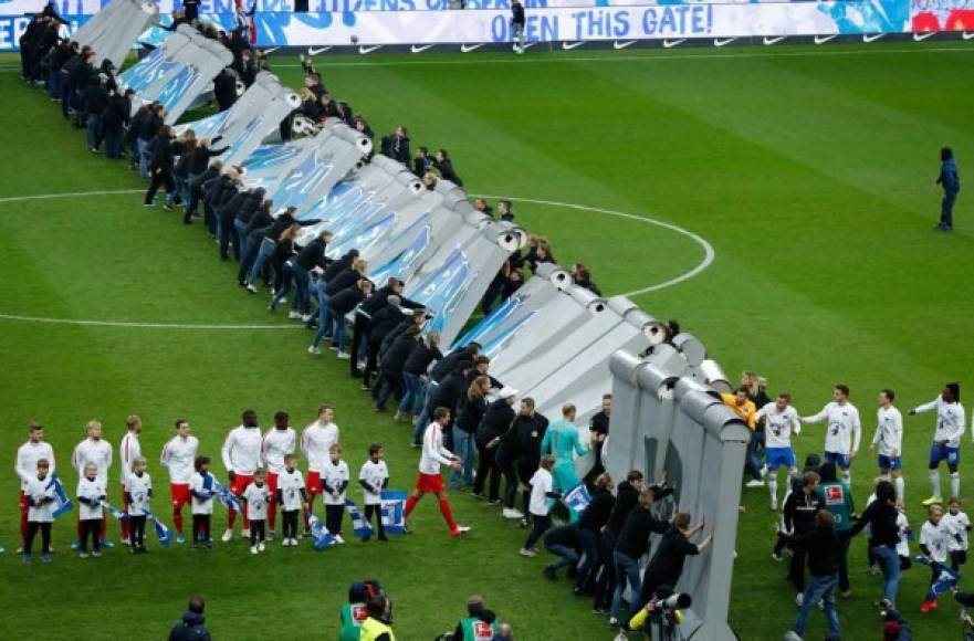 El 'Muro' del estadio olímpico, construido con materiales ligeros, fue desmontado antes del inicio del partido.