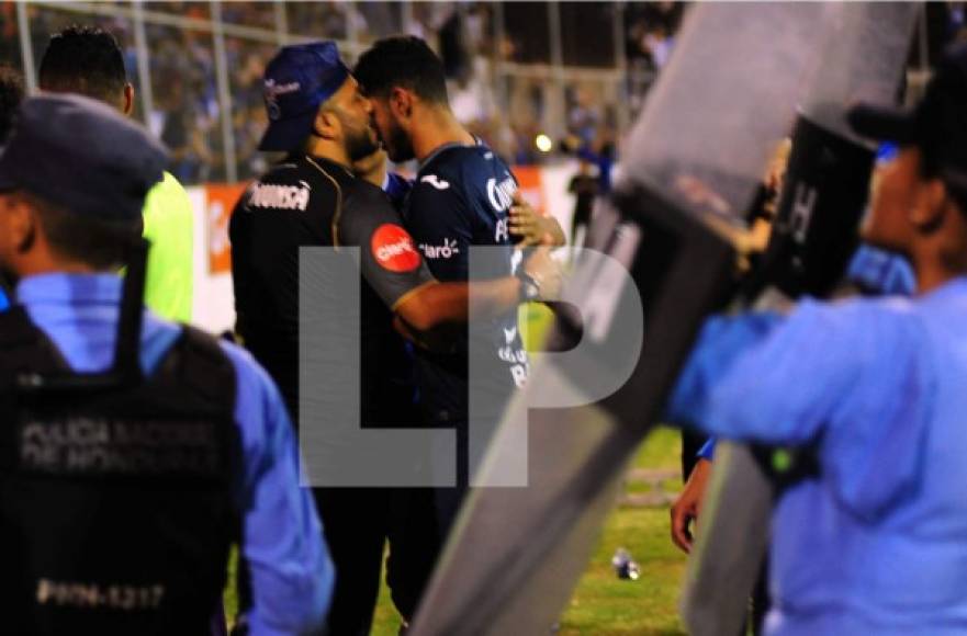 Marcelo Pereira también fue consolado por aficionados de Motagua.