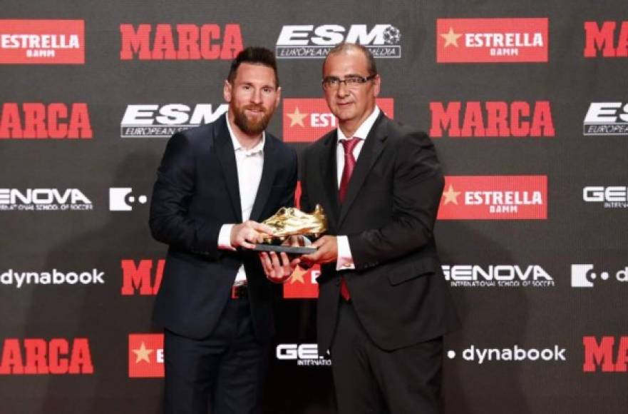 Leo Messi recibe su sexta Bota de Oro de manos de Juan Ignacio Gallardo, director de Marca, el diario que otorga este trofeo.