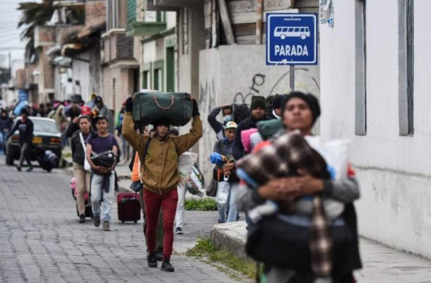 Una fuente de los organismos de atención al refugiado cifró en unos 300 los venezolanos que emprendieron la caminata por las carreteras del norte de Ecuador, donde se los aprecia en grupos de entre cinco y veinte no muy distantes unos de otros.