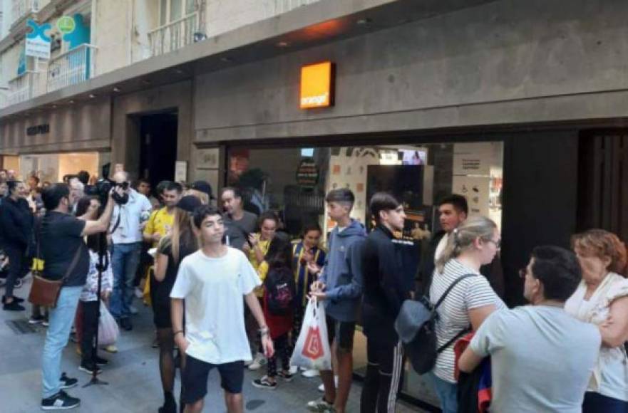 Nano Mesa y Choco Lozano, dos de las máximas figuras de este club de la segunda división española, provocaron largas filas de fanáticos del Cádiz en las afueras de una conocida tienda de esa ciudad, a la espera de un autógrafo y una fotografía