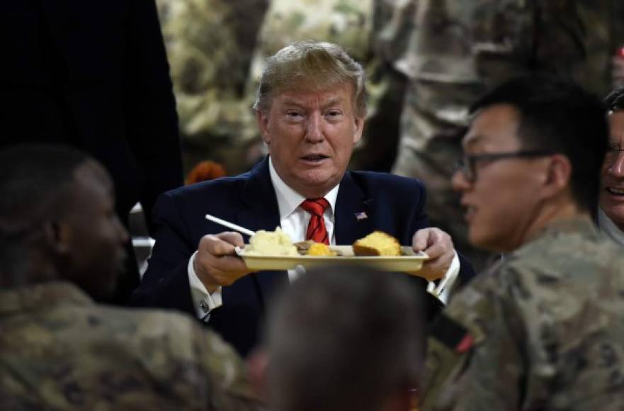 Los soldados estadounidenses desplegados en la base militar de Bagram, en Afganistán, fueron sorprendidos este día de Acción de Gracias con la visita del presidente Donald Trump.