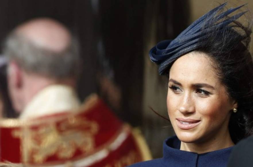 Durante su aparición en la boda de la princesa Eugenia de York, Meghan Markle llamó la atención del público con un abrigo extra grande que puso a pensar hasta a los más reacios en en tan rumorado embarazo.<br/><br/>Pero antes antes de hacer el anuncio oficial Meghan ya había despertado sospechas en su última aparición pública.<br/><br/>